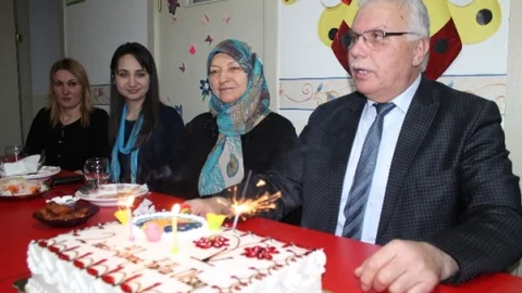 Öze Yeni Ay İkinci Yılını Pasta Keserek Kutladı