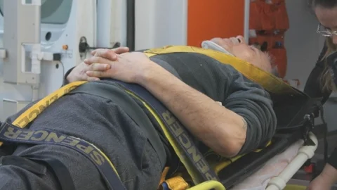 Yaşlı Adamın Üzerine Tabela DÜştü