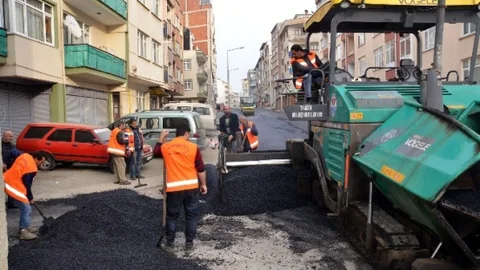 Sıcak Havaları Fırsat Bilen Büyükşehir Belediyesi Asfaltlama Çalışmalarını Sürdürüyor