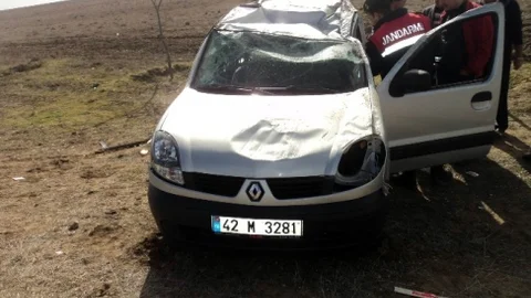 Kamyonet Tarlaya Devrildi Beş Yaralı