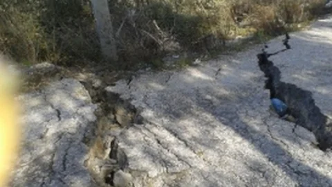 Kuşadası'nda Toprak Kayması Vatandaşı Elektriksiz Bıraktı