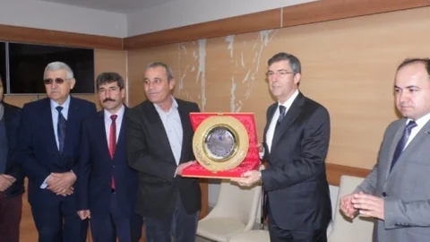 Milletvekili Sadık Badak'a Teşekkür Plaketi