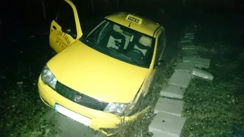 Yoldan Çıkan Araç Yan Yattı