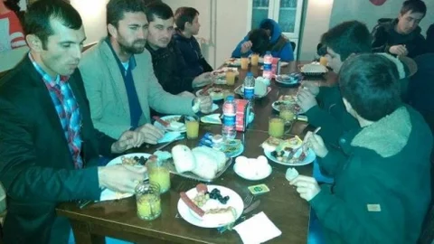 Cami Cemaatine Sabah Namazından Sonra Kahvaltı