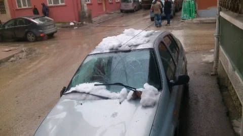 Kar Kütleleri Araca Zarar Verdi