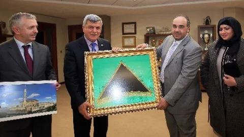 Suudi Hayırsever Başkan'a Kabe Örtüsü Hediye Etti