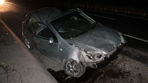 Otomobil 3 Metre Havalanıp Elektrik Direğine Çarptı