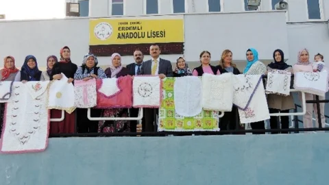 Çeyizlerini Okulda Hazırladılar