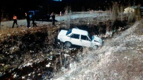 Otomobil Dere Yatağına DÜştü 2 Yaralı