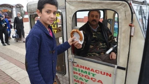 Engelli Vatandaş Simit Satarak Geçimini Sağlıyor
