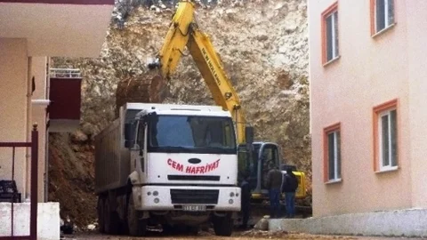 Yıkılan İstinat Duvarında Enkaz Kaldırma Çalışması Başlatıldı