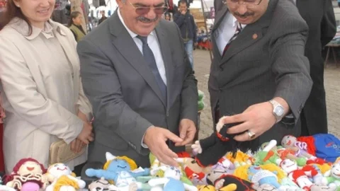 Hükümlü Kadınların Ürettiği Bez Bebekleri Kaymakam Ve Diğer İlgililer Sattı