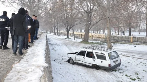 Duvardan Uçtukları Otomobili Bırakıp Kaçtılar