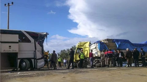 Mevsimlik işçileri taşıyan otobüs tırla çarpıştı 5 ölü