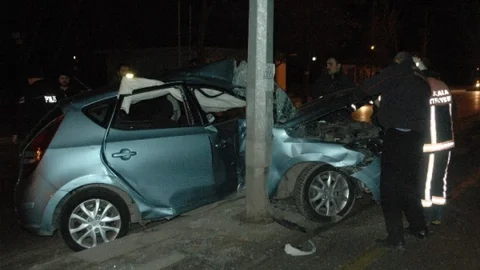 Otomobilde Sıkışan Sürücüyü İtfaiye Erleri Kurtardı