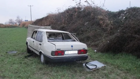 Otomobil Ekin Tarlasına Uçtu Yolcular Hastaneye Kaldırıldı