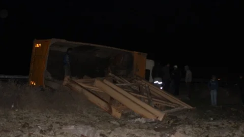 Kamyon Şarampole Devrildi 1 Yaralı