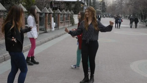 Liseli Kızların Sokak Ortasında ‘Ankara' Havası