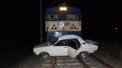 Adıyaman'da Otomobile Tren Çarptı