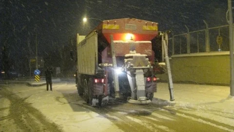 Malatya'da Asfalt Robotları Kış Aylarında Tuzlama Aracı Olarak Kullanılıyor