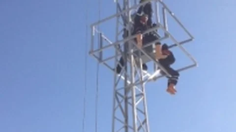Buz Yükü Direkleri Devirdi; Köy Elektriksiz Kaldı