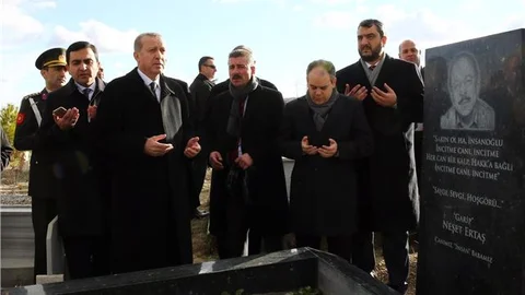 Cumhurbaşkanı Erdoğan Neşet Ertaş'ın kabrini ziyaret etti