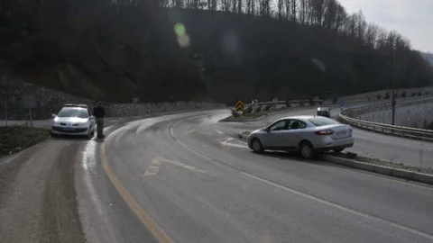 Akçakoca Yolunda Savrulan Araç Orta Refüjde Durdu