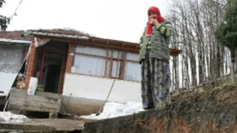 Düzce'de Heyelan Nedeniyle Bir Ev Yıkılma Tehlikesi Altında