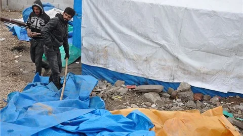 Suriyelilerin kendi imkanlarıyla kurdukları çadırlar kaldırıldı