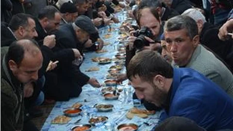 Anma etkinliğinde 2 kilometrelik yer sofrası kuruldu