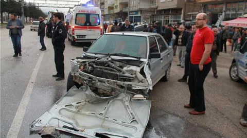 Burdur'da otomobiller çarpıştı 6 yaralı