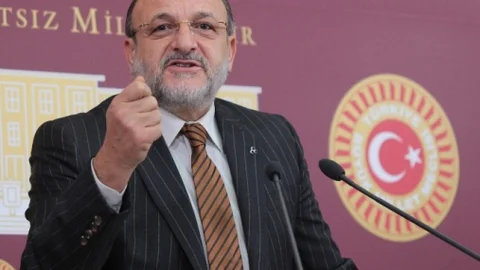 MHP'li Vural'dan Bayrak Eleştirisi