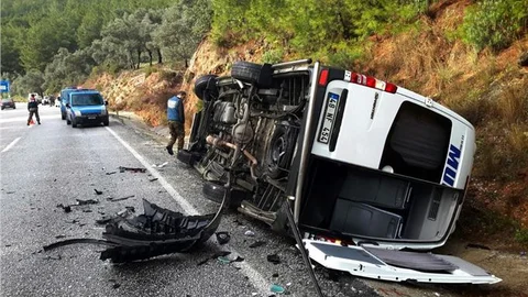 İki otomobil ile minibüs çarpıştı 6 yaralı