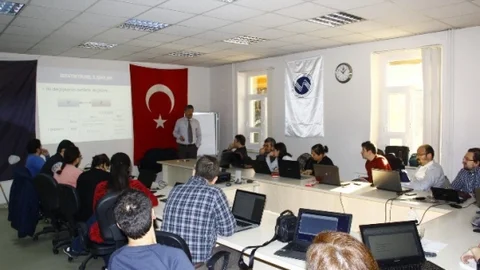 Saü Eğitim Fakültesi'nde ‘Projelerde Yöntemsel Eğilim Ve Veri Analizi' Toplantısı Düzenlendi