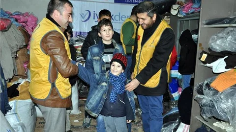 Yetim çocuklar üşümesin diye giyim yardımı yapıldı