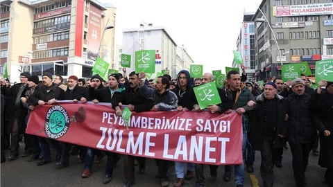 ''Peygamberimize Saygı Zulme Lanet Yürüyüşü''