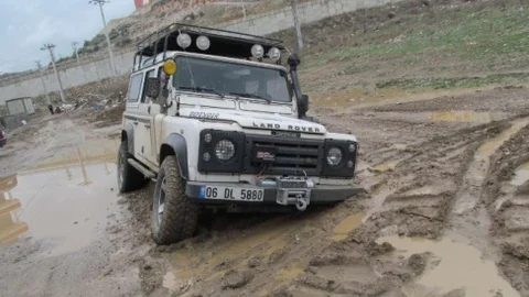Baski'nin İyi Kapatmadığı Çukur Adeta Araçları Yuttu
