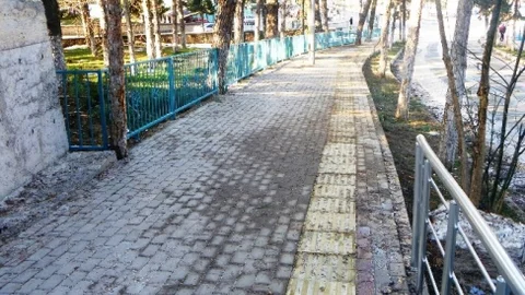 Bilecik Devlet Hastanesi'nin Yaya Kaldırımların Kenarlarına Demir Korkuluklar Yapıldı