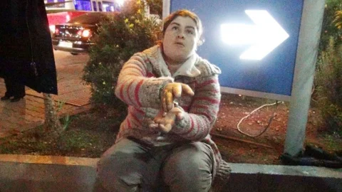 Kelepçeli Genç Kadın Şaşırttı