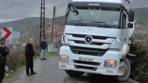 Çimento Yüklü Tir Yan Yattı
