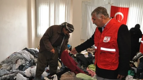 Türk Kızılayı Silopi'deki Ezidilere Yardım Dağıttı