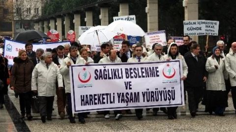 Yağmur Altında Sağlık İçin Yürüdüler