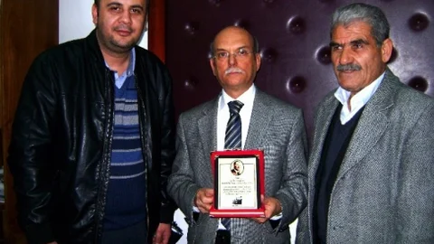 Yollar Ve Dikenler'den Söylevci'ye Teşekkür Plaketi