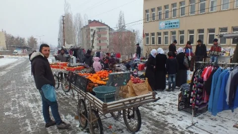 PTT Önünde Pazar Kurdular