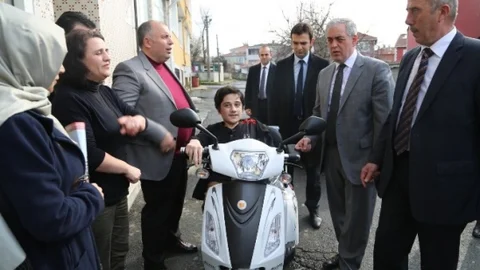 Liseli Enes'in Yüzü Akülü Araba İle Güldü