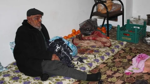 Yaşlı Adamı Öldüresiye Dövüp Parasını Aldılar