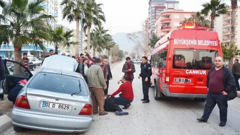 Otomobil Ağaca Çarpıp Yan Yattı