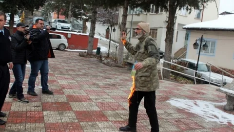 Kaymakamlık Binası Önünde Kendisini Ateşe Verdi