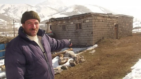 Duvarları Çatlayan Evde Yaşam Mücadelesi