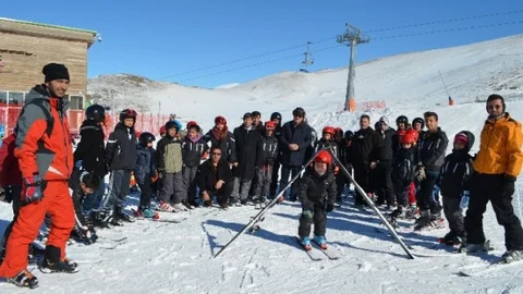 Kaymakam Amca Miniklere Kayak Yaptırıyor